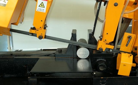 大方数控带锯床自动送料精度会出现偏差吗？